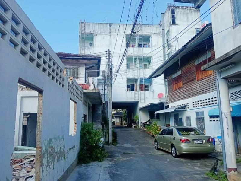 Prime Land with Buildings for Sale in Chiang Rai City - 1 Rai 400 SQM, Renovation Needed - BUILDING FOR SALE
