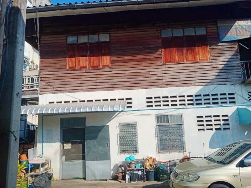 Prime Land with Buildings for Sale in Chiang Rai City - 1 Rai 400 SQM, Renovation Needed - BUILDING FOR SALE